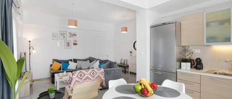 Réfrigérateur grande capacité avec congélateur, four à micro-ondes