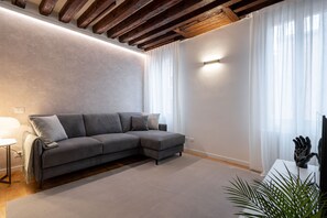 Design-Apartment | Wohnbereich | 32-Zoll-Smart-TV mit Digitalempfang, Fernseher