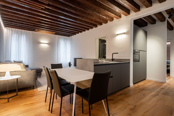 Design-Apartment | Wohnbereich | 32-Zoll-Smart-TV mit Digitalempfang, Fernseher