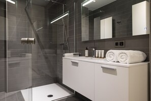 Suite Terrace | Bathroom | Shower, rainfall showerhead, hair dryer, towels - L-Avenue (Brussels)