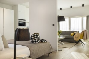 Junior Suite Family Terrace | Premium bedding, in-room safe, laptop workspace, blackout drapes - L-Avenue (Brussels)
