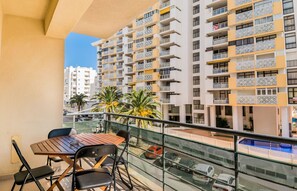 Outdoor dining - Sagan Red Apartment, Armação de Pêra, Algarve (Armac¸a~o de Pe^ra)