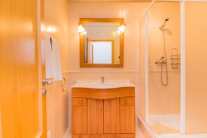 Douche, bidet, serviettes fournies