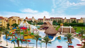 Outdoor pool, cabanas (surcharge), pool umbrellas - Punta Me Apartment Beach Front Hotel (Cancun)
