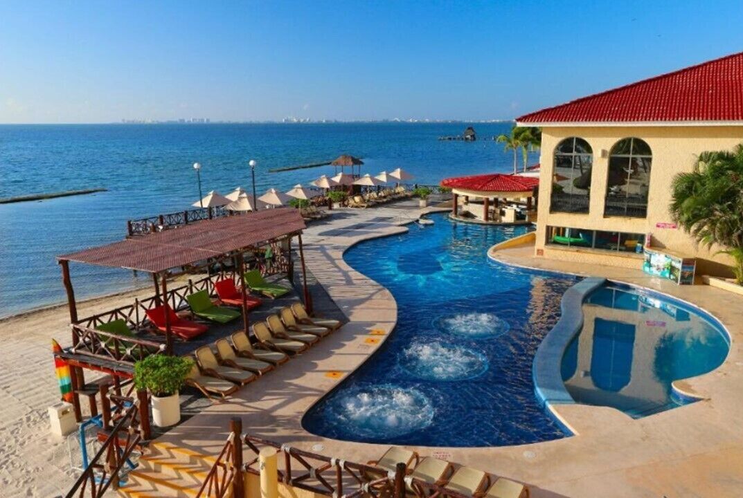 Alberca al aire libre y camas balinesas (con cargo) 