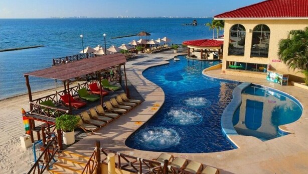 Outdoor pool, cabanas (surcharge), pool umbrellas - Punta Me Apartment Beach Front Hotel (Cancun)