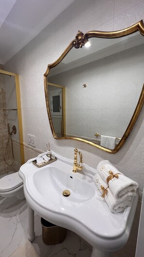 Kostenlose Toilettenartikel, Haartrockner, Bademäntel, Hausschuhe