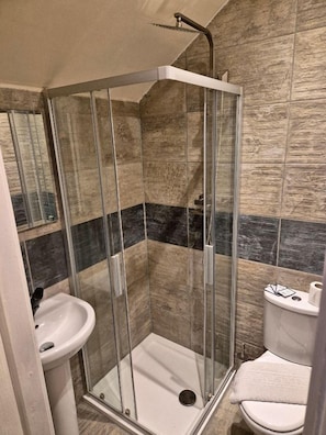 Exclusive Double Room | Bathroom | Shower, free toiletries, towels, soap