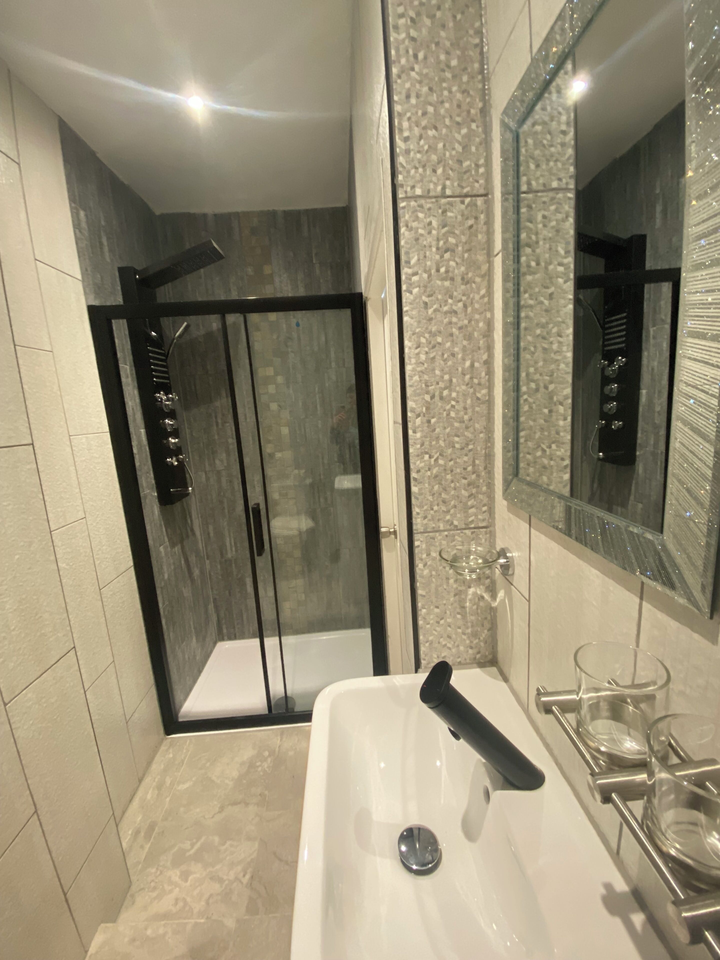 Camera Deluxe, 2 camere da letto | Bagno | Doccia, set di cortesia gratuito, asciugamani, sapone