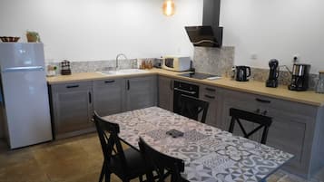 Kühlschrank, Mikrowelle, Ofen, Geschirrspüler