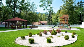 Children’s play area – outdoor