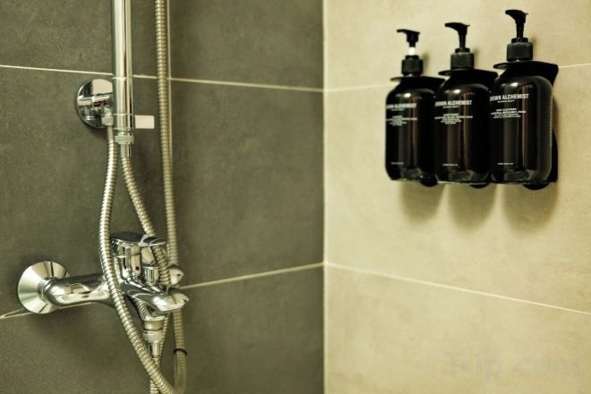Baño | Tina con regadera, regadera tipo lluvia, amenidades de baño gratuitas 