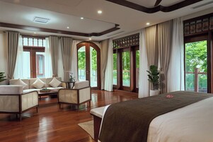 Suite Double | Living area | 55-inch Smart TV with satellite channels, TV, toys