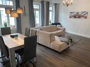 TV, fireplace, books, stereo - KRABBENNEST Holiday apartment, quiet and family-friendly (Rostock)