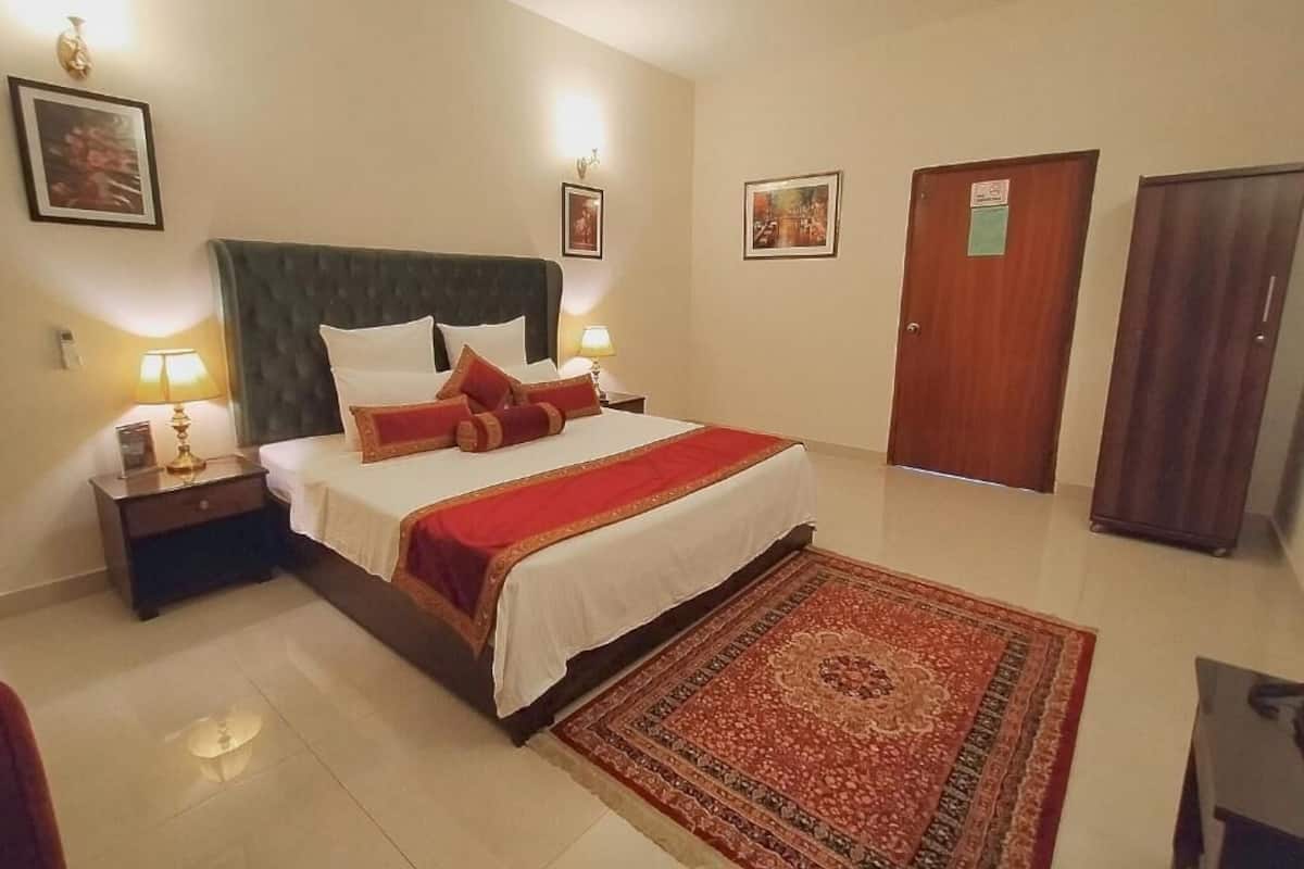 Standard Double Room | Individually furnished, desk, free WiFi, bed sheets