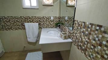 Kamar Double Standar | Kamar mandi | Pancuran hujan, perlengkapan mandi gratis, handuk, dan sabun