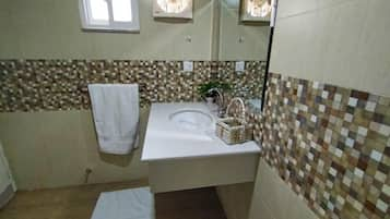 Standard Double Room | Bathroom | Rainfall showerhead, free toiletries, towels, soap