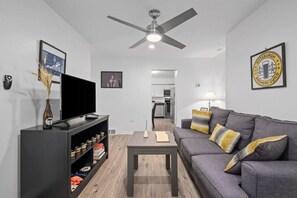 Una Smart TV, libros