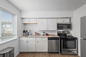 Frigorífico, microondas, horno y placa de cocina