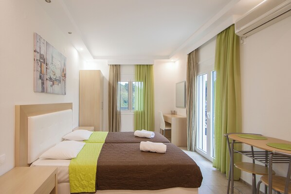 Studio with Garden View | Free WiFi, bed sheets