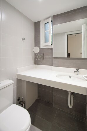 Studio with Garden View | バスルーム | シャワー、タオル、トイレットペーパー