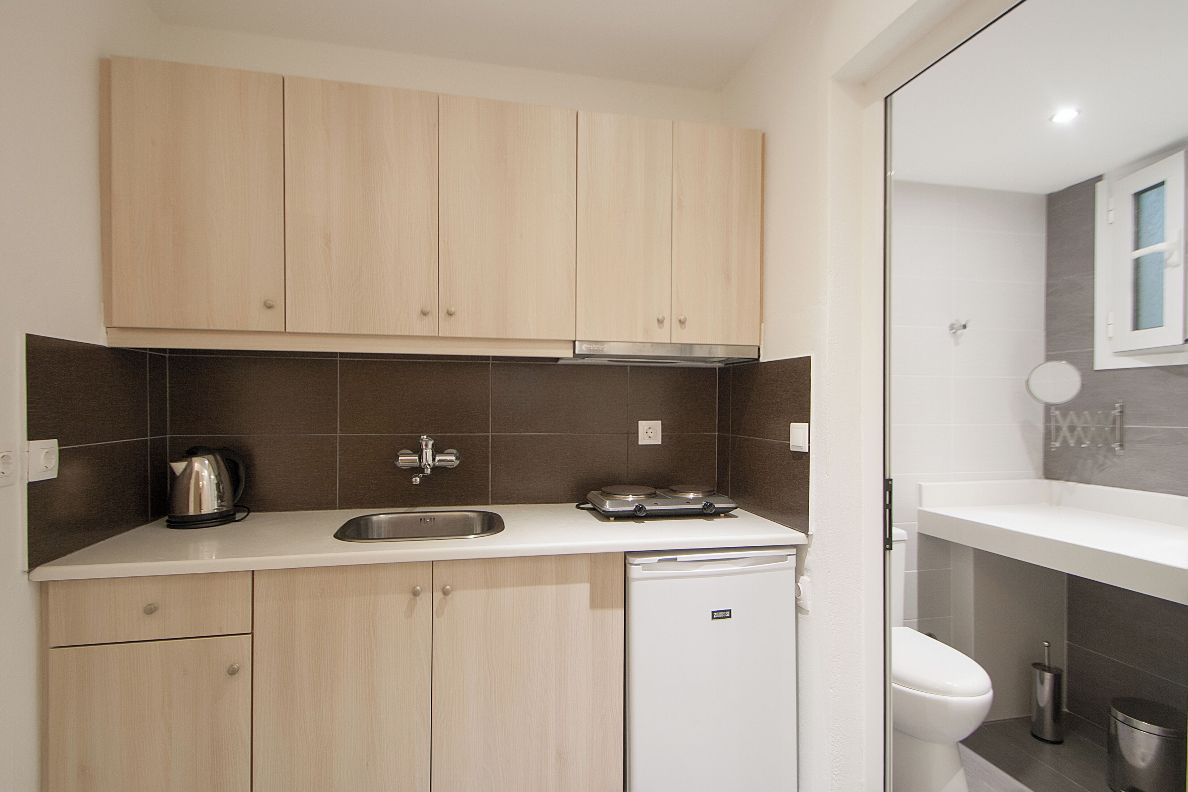 Studio with Garden View | Eigene Kochnische | Mini-Kühlschrank, Herdplatte, Kochgeschirr/Geschirr/Besteck