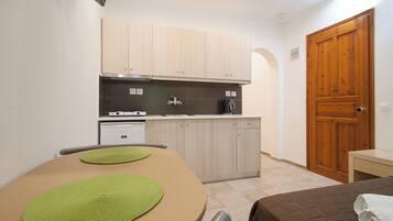 Standard Studio | Private kitchenette | Mini-fridge, stovetop, cookware/dishes/utensils, cleaning supplies