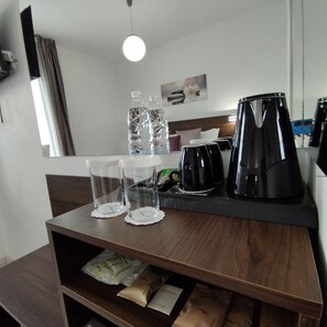 Habitación estándar | Minibar, caja fuerte, cortinas opacas y tabla de planchar con plancha