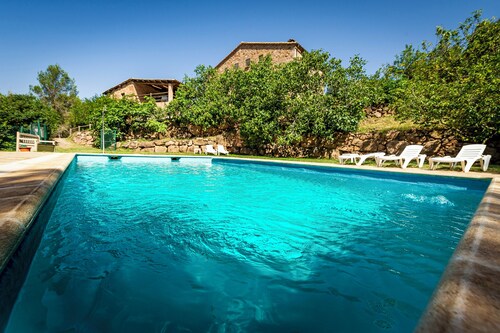 Large rural house with outdoor pool 1 hour from Barcelona. 