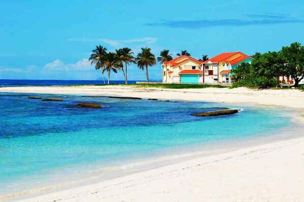Plage, chaises longues, serviettes de plage