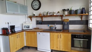 Réfrigérateur, micro-ondes, four, plaque de cuisson