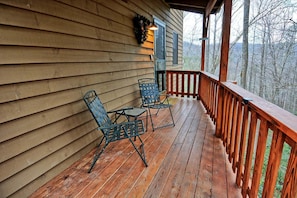 Property grounds - The Fairy Woods Cabin in Banner Elk, NC, offers a cozy retreat for up to 8 guests. (Banner Elk)