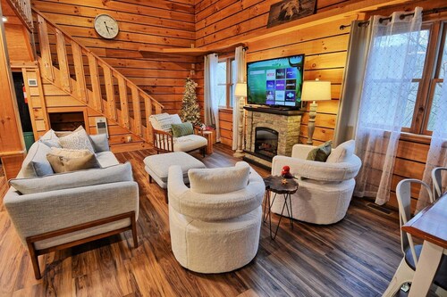 The Fairy Woods Cabin in Banner Elk, NC, offers a cozy retreat for up to 8 guests.