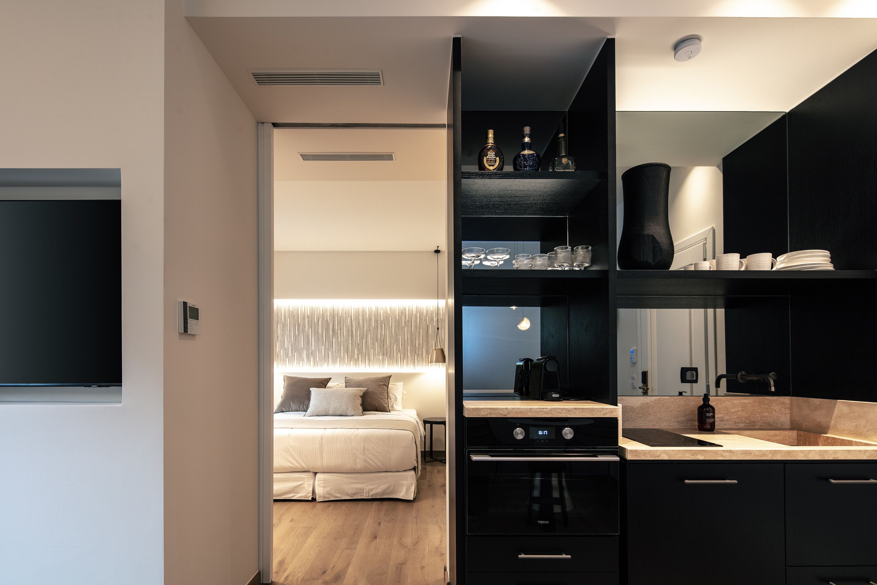 1 室のベッドルーム、セーフティボックス (室内)、デスク、アイロン / アイロン台