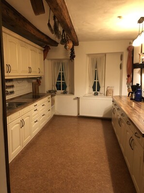 ثلاجة، ميكروويف، فرن، موقد طهي مسطح