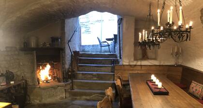 Historic large vacation home in the old town, many bathrooms, separate apartments