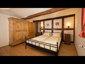 5 Schlafzimmer, Zimmersafe, Bügeleisen/Bügelbrett, Reisekinderbett