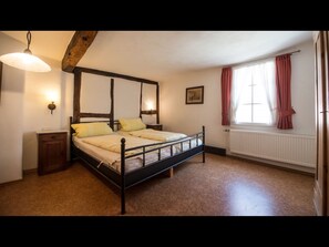 5 bedrooms, in-room safe, iron/ironing board, travel cot