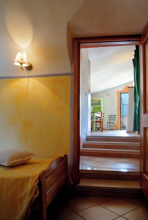 2 bedrooms, WiFi, bed sheets - Traditional house in the countryside at 20 km from Alassio (Liguria)
