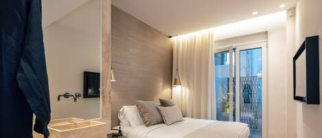 1 camera, una cassaforte in camera, una scrivania, ferro/asse da stiro