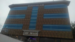 Vista frontal de la propiedad