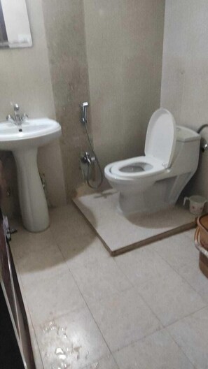 Bathroom - Darussalam Restaurant and Inn (Srinagar)