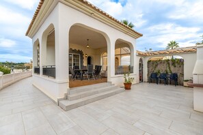Outdoor dining - Villa "Las Ramblas" with Mountain View, Private Pool & Wi-Fi (Orihuela)