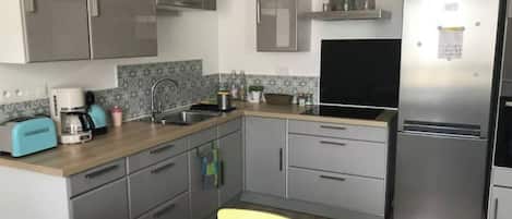 Réfrigérateur, micro-ondes, four, plaque de cuisson