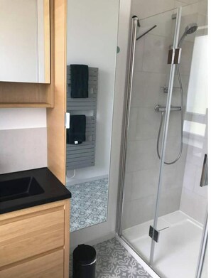 Dusche, Handtücher, Seife, Shampoo