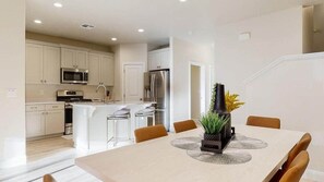 Townhome, 3 Bedrooms | Private kitchen | Fridge, oven, coffee/tea maker, toaster - Blue Sky 3 Bedroom Townhouse (Washington)
