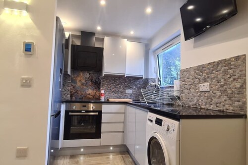 THE ONE- luton 1 bed, free parking