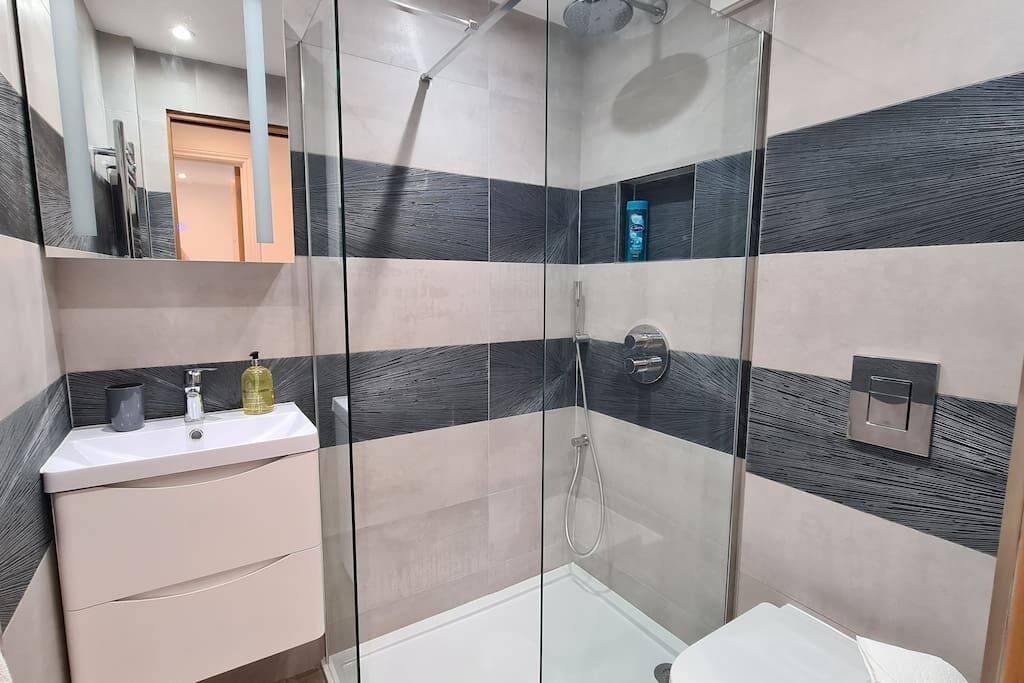 Sèche-cheveux, serviettes fournies