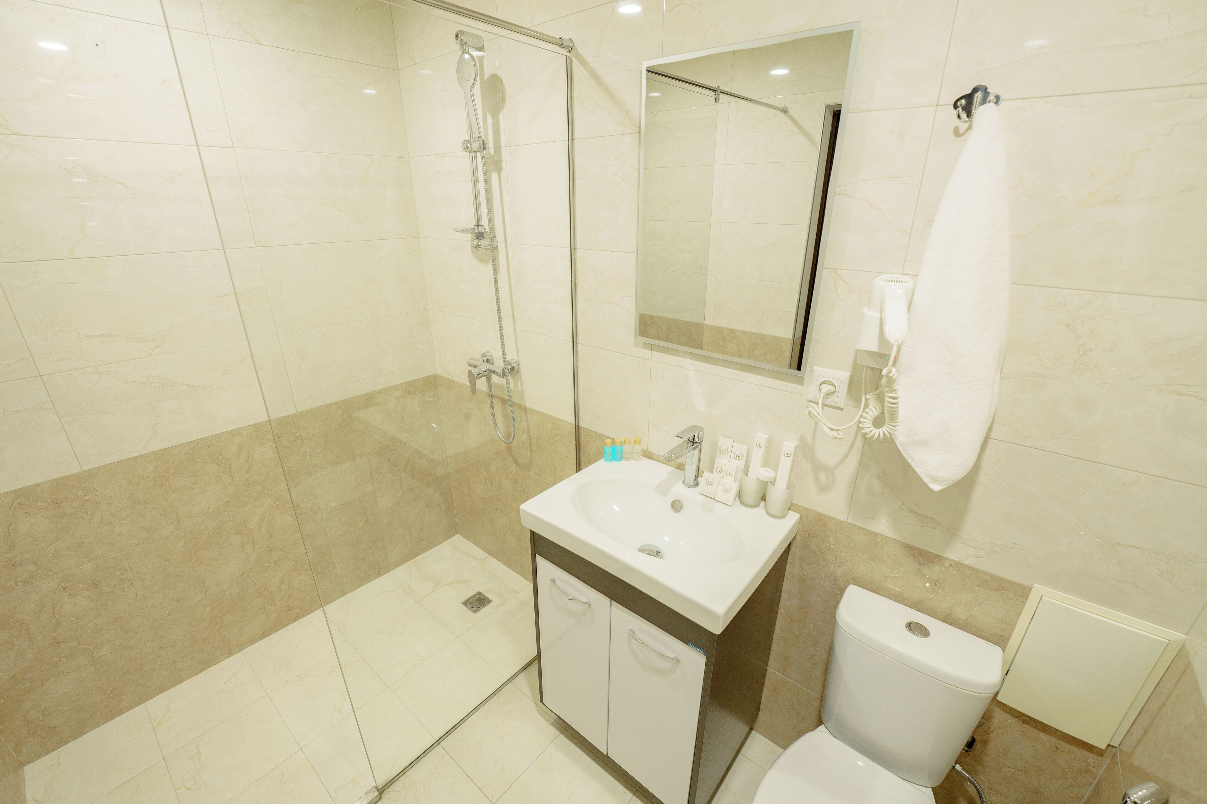 Classic Double Room | Bathroom | Combined shower/tub, free toiletries, hair dryer, bathrobes