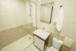 Classic Double Room | Bathroom | Combined shower/bathtub, free toiletries, hair dryer, bathrobes - Welcome Inn Hotel (Yerevan)